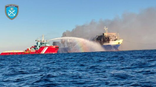 Μύκονος: Σε ύφεση η φωτιά στο «BLUE CARRIER 2» – Προτεραιότητα η σταθεροποίηση του πλοίου