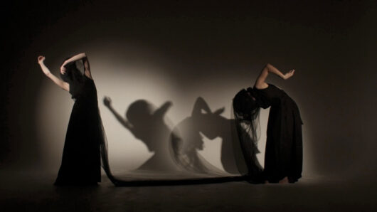 Cycladic Biennale: Η performance «NAGARE» φέρνει στη Νάξο το Butoh και το ηπειρώτικο μοιρολόι