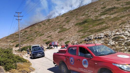 Πάρος: Στη φωτιά πάνω από τις Λεύκες η ΕΟΔ Κυκλάδων με πυροσβεστικό όχημα και drone