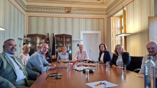Άννα Διαμαντοπούλου στο Επιμελητήριο Κυκλάδων: Στο τραπέζι ΦΠΑ, νησιωτικότητα και προβλήματα των επιχειρήσεων