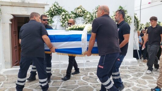 Αντίπαρος: Οι Κυκλάδες αποχαιρέτησαν τον Αναστάσιο Φαρούπο – Βαρύ κλίμα στην εξόδιο ακολουθία (video)