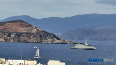 Νάξος: Η φρεγάτα «Κίμων» ανοιχτά του λιμανιού από χθες το βράδυ (φώτο)