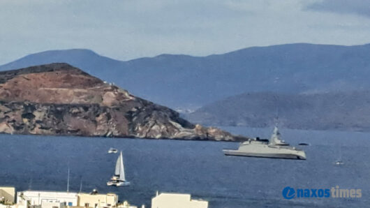 Νάξος: Η φρεγάτα «Κίμων» ανοιχτά του λιμανιού από χθες το βράδυ (φώτο)