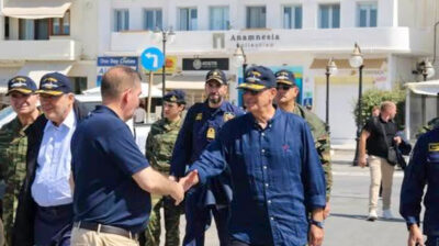 Νάξος: Ο Νίκος Δένδιας στην παραλία – Βόλτα, καφές και συνάντηση με τον Φώτη Μαυρομμάτη