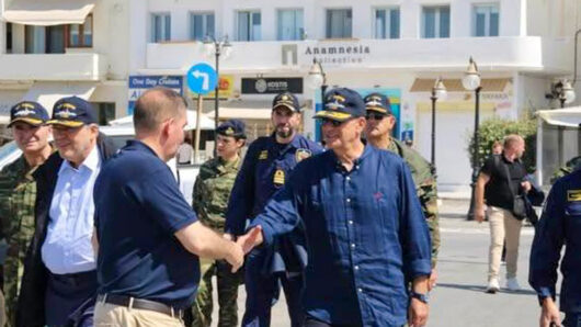 Νάξος: Ο Νίκος Δένδιας στην παραλία – Βόλτα, καφές και συνάντηση με τον Φώτη Μαυρομμάτη