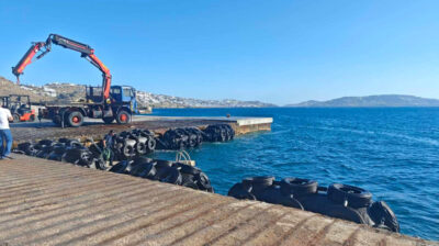 Μύκονος: Ξεκίνησε η τοποθέτηση 65 νέων προσκρουστήρων στο λιμάνι – Έργο 3,7 εκατ. ευρώ
