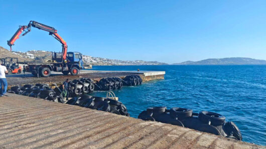 Μύκονος: Ξεκίνησε η τοποθέτηση 65 νέων προσκρουστήρων στο λιμάνι – Έργο 3,7 εκατ. ευρώ
