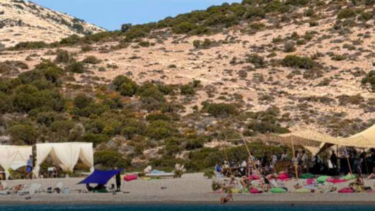 Πολύαιγος: Ματαιώθηκε beach party στην προστατευόμενη περιοχή μετά την παρέμβαση των Αρχών