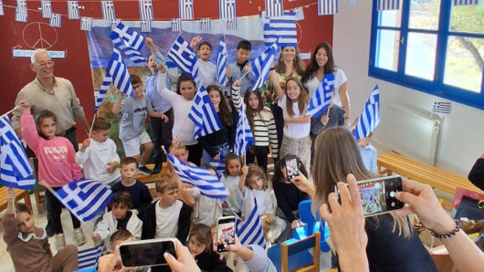 Ηρακλειά: 21 μαθητές από τη Μύκονο στο πλευρό των τεσσάρων παιδιών του νησιού για την 28η Οκτωβρίου