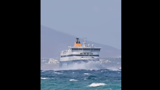Νάξος: Το BLUE STAR NAXOS φτάνει στο λιμάνι με ανέμους έως 33 κόμβους (video)