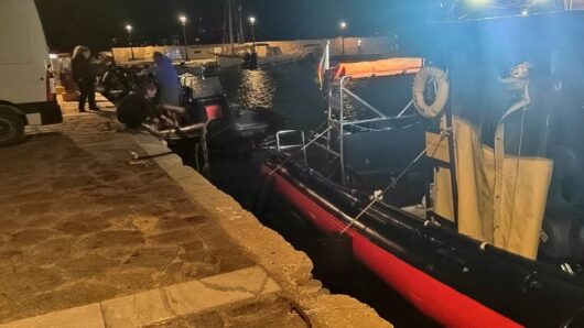 Πάρος: Επιχείρηση της ΕΟΔ Κυκλάδων για ακυβέρνητο καταμαράν στον κόλπο της Νάουσας