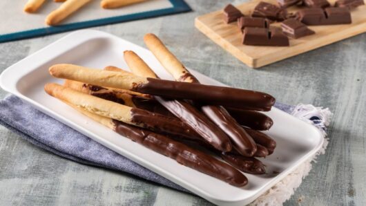 Sticks μπισκότου με σοκολάτα: Το εύκολο και λαχταριστό γλυκό