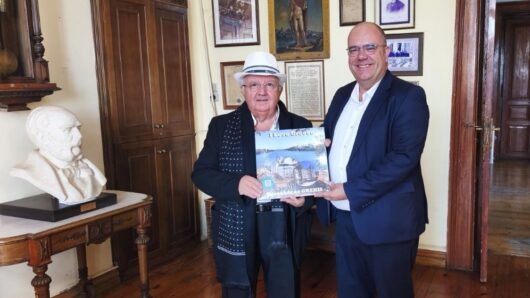 Ο Παρασκευάς Γρέκης δώρισε 100 δίσκους «I love Greece (Syros)» στον Δήμο Σύρου – Ερμούπολης