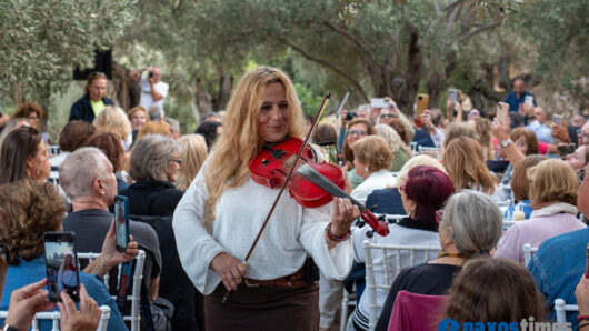 Νάξος: Η Ευανθία Ρεμπούτσικα γέμισε μελωδίες τον υπεραιωνόβιο ελαιώνα στις Κάμπονες – Μια μαγική βραδιά κάτω από την ελιά (video+φώτος)