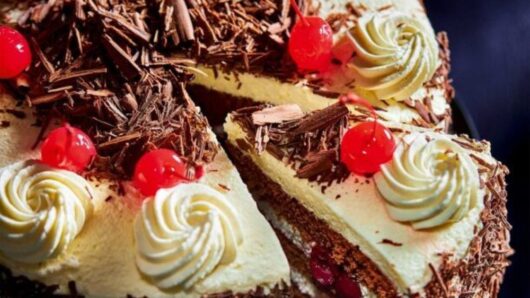 Τούρτα Black Forest: Η εντυπωσιακή σοκολατένια απόλαυση με βύσσινα και σαντιγί