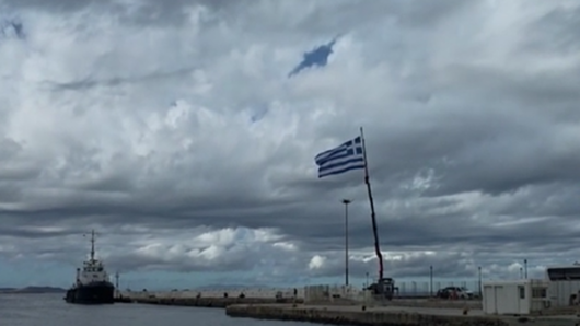 Μύκονος: Μια τεράστια ελληνική σημαία υψώθηκε με γερανό στο παλιό λιμάνι για την 28η Οκτωβρίου