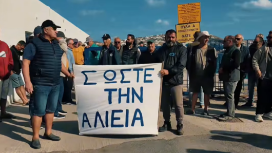 Πάρος: Σήμα κινδύνου από τους επαγγελματίες αλιείς – Διαμαρτυρία στο λιμάνι της Παροικιάς (video)