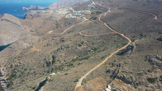 Σύρος: «Φρένο» σε 12 οικοδομικές άδειες στον Χαρασώνα – Απόφαση του Διοικητικού Εφετείου Πειραιά