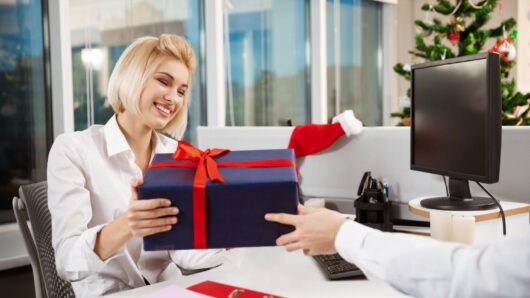 Πώς τα Promo Gifts Βοηθούν στο Employee Retention: Οδηγός για Ευτυχισμένους Εργαζόμενους