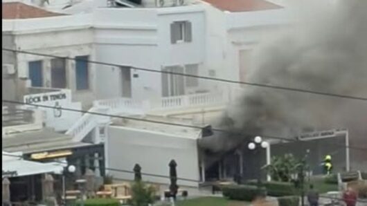 Φωτιά σε χρωματοπωλείο στη Τήνο – Τραυματίστηκαν δύο πυροσβέστες κατά την κατάσβεση